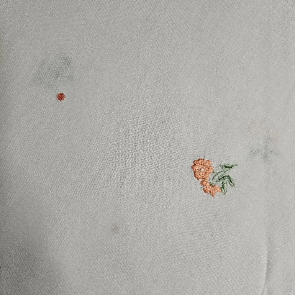 Vintage Round White Tablecloth Scalloped Edge‎ Floral Embroidery 64 Inch Cottage
